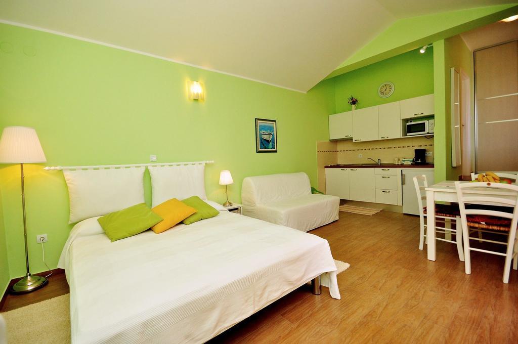 Apartments Petra Near Beach Veruda Exterior photo